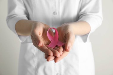 Arka planda pembe kurdeleli Mammolog, yakın plan. Göğüs kanseri farkındalığı