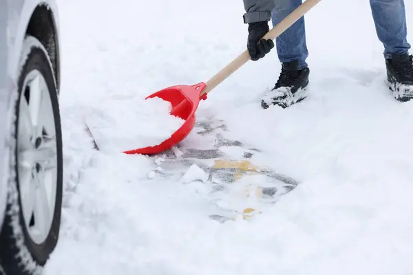 Mann Beseitigt Schnee Mit Schaufel Nahe Auto Freien Nahaufnahme — Stockfoto