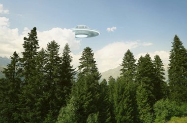 Dağlardaki ağaçların üzerinden uçan uzaylı uzay gemisi. UFO