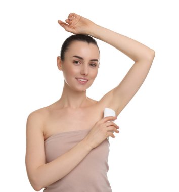 Güzel bir kadın beyaz arka plana deodorant sürüyor.