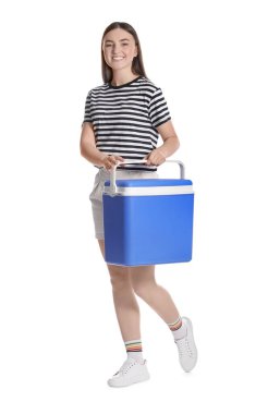 Beyaz tenli, plastik kutulu mutlu genç kadın.