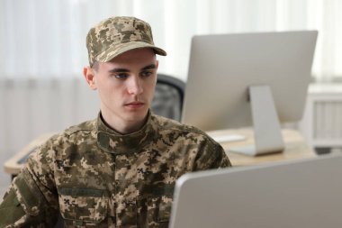 Askerlik. Genç asker ofiste çalışıyor.