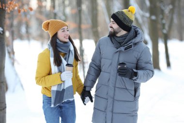 Güzel genç çift kış gününün tadını çıkarıyor.
