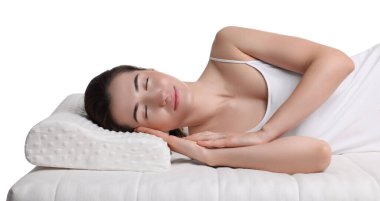 Beyaz arka planda ortopedik yastıkta uyuyan kadın.