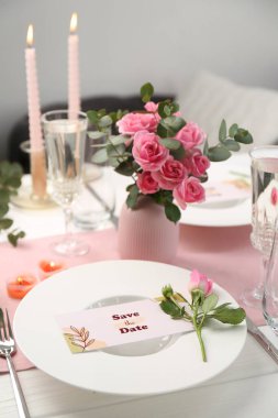 Çiçekler ve mumlarla romantik bir masa.