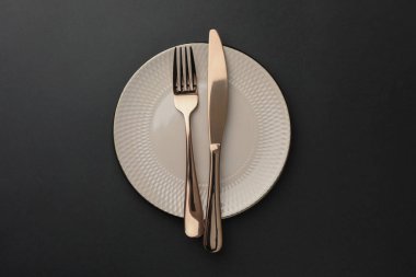 Temiz tabak, çatal ve bıçak siyah masa, üst manzara