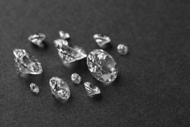 Gri masada güzel, parlak elmaslar, yakın plan. Metin için boşluk