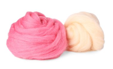 Beyaz üzerine izole edilmiş bej ve pembe keçeli yün