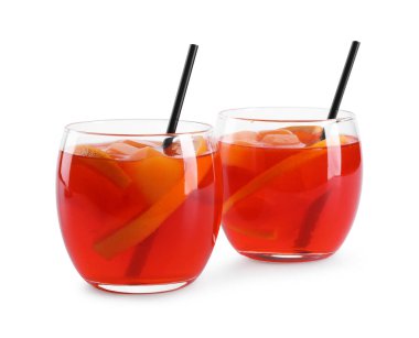 Aperol sprey kokteyli, pipet ve portakal dilimleri beyaz bardakta izole edilmiş.