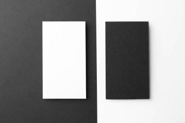 Renkli arka planda boş kartvizitler, düz yatış. Tasarım için model