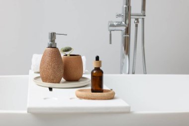 Banyodaki küvette farklı kişisel bakım ürünleri ve aksesuarlar.