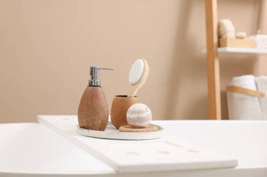 Banyodaki küvette farklı kişisel bakım ürünleri ve aksesuarlar.