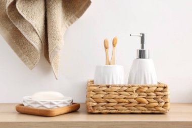 Farklı banyo aksesuarları ve özel bakım ürünleri.