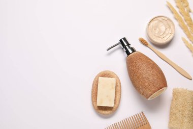 Banyo aksesuarları. Farklı kişisel bakım ürünleri ve beyaz arka planda kuru çiviler, metin için yeri olan düz yataklar