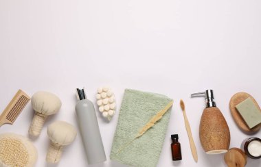 Banyo aksesuarları. Farklı kişisel bakım ürünleri ve beyaz arka planda kuru çiviler, metin için boş alan var.