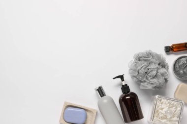 Banyo aksesuarları. Beyaz arkaplanda farklı kişisel bakım ürünleri, metin için alanı olan düz uzanma