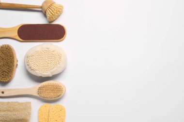 Banyo aksesuarları. Beyaz arkaplan üzerinde kişisel bakım araçları ile düz konum, metin için boşluk