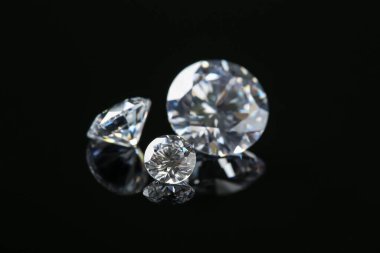 Siyah ayna yüzeyinde güzel parlak elmaslar