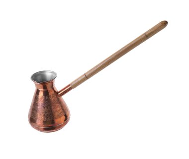 Türk kahvesi. Beyaz arka planda, cezve 'den demlenmiş içecek dökülüyor