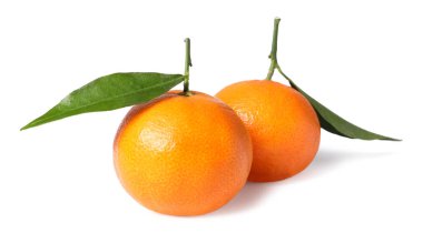 Taze taze, sulu mandalinalar ve beyaz yapraklar üzerinde yeşil yapraklar.