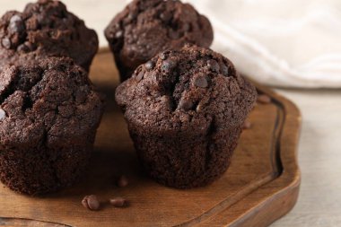 Lezzetli taze çikolatalı kekler beyaz masada, yakın plan. Metin için boşluk