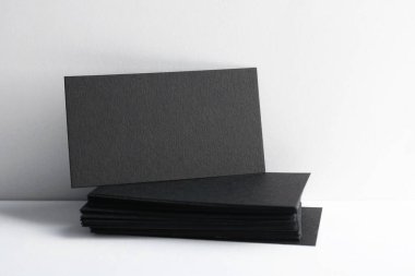 Beyaz arka planda boş siyah kartvizitler. Tasarım için model