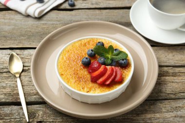 Böğürtlenli ve nane şekerli nefis creme brulee ahşap masada, yakın plan