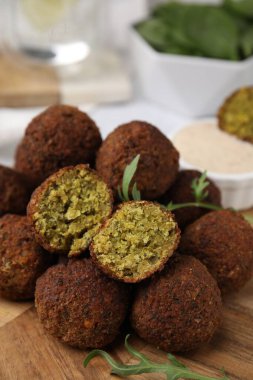 Masada nefis falafel topları ve roka var.