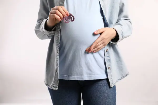白い背景の太鼓を持つ妊婦 クローズアップ — ストック写真