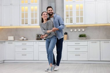 Mutfakta dans eden mutlu çift.