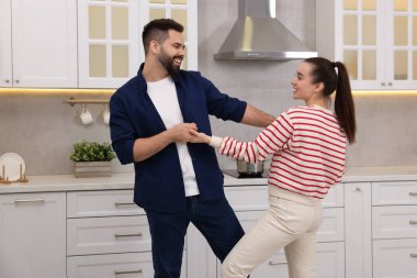 Mutfakta dans eden mutlu çift.