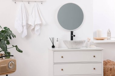 Şık banyoda farklı banyo aksesuarları ve kişisel bakım ürünleri.