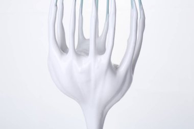 Krem şanti ile çırpılmış çırpma beyaz izole