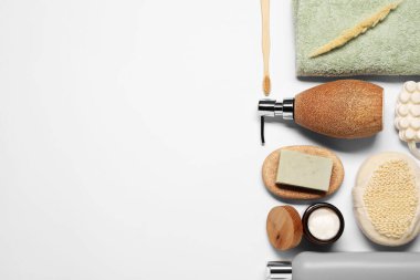Banyo aksesuarları. Farklı kişisel bakım ürünleri ve beyaz arka planda kuru çiviler, metin için boş alan var.