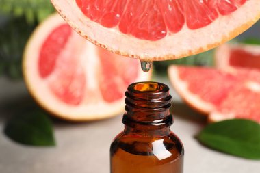 Meyve suyundan şişeye damlayan greyfurt suyu.