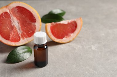 Gri desenli masada, şişede greyfurt yağı. Metin için boşluk