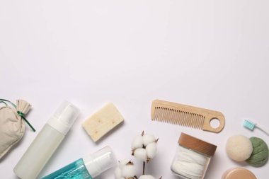 Banyo aksesuarları. Beyaz arkaplan üzerinde kişisel bakım ürünleri ile düz konum, metin için boşluk