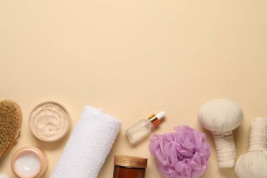 Banyo aksesuarları. Bej arkaplan üzerinde kişisel bakım ürünleri ile düz konum, metin için boşluk