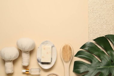 Banyo aksesuarları. Bej arkaplan üzerinde kişisel bakım ürünleri ile düz konum, metin için boşluk
