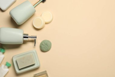 Banyo aksesuarları. Bej arkaplan üzerinde kişisel bakım ürünleri ile düz konum, metin için boşluk
