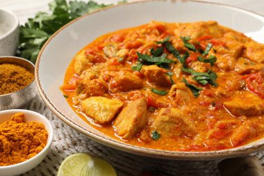 Lezzetli köri ve baharatlar masada, yakın plan.