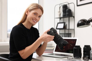 Ofisinde dijital kamerası olan profesyonel fotoğrafçı.