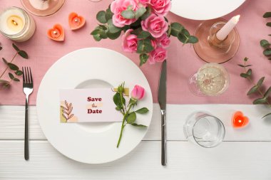 Çiçekler ve mumlarla romantik masa ayarları, düz uzanma