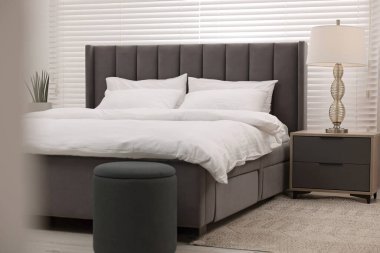 Şık bir yatak odası, büyük bir yatak odası ve lamba.