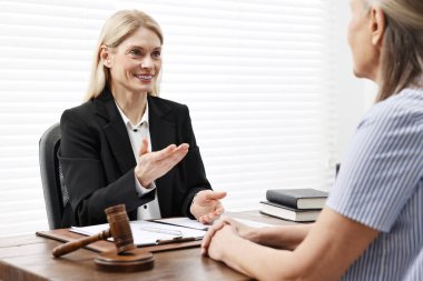 Kıdemli kadın avukatla ofisinde toplantı yapıyor.