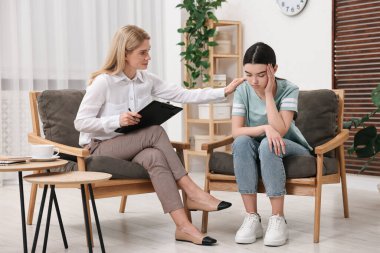 Ofiste genç bir kızla çalışan psikolog.