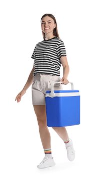 Beyaz tenli, plastik kutulu mutlu genç kadın.