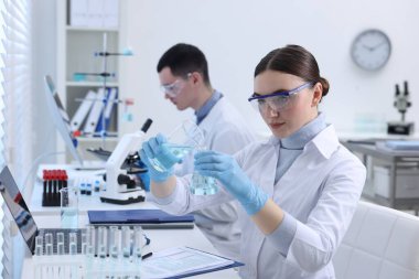 Laboratuvarda numunelerle çalışan bilim adamları. Tıbbi araştırma