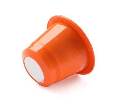 Bir plastik kahve kapsülü beyaza izole edilmiş.