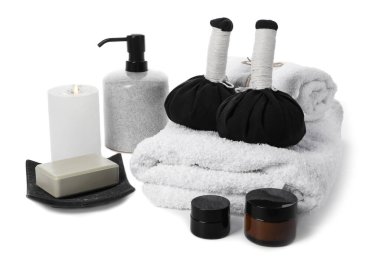 Farklı spa malzemelerine sahip kompozisyon beyaza izole edilmiş.